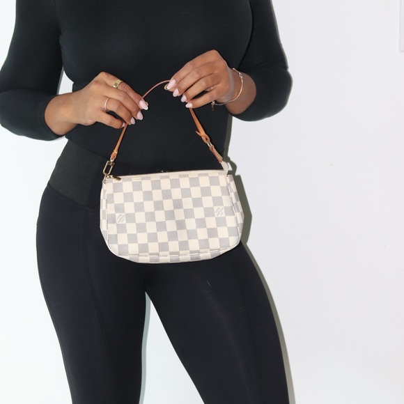 LOUIS VUITTON WHITE DAMIER AZUR POCHETTE ACCESSOIRES - Picture 3 of 15